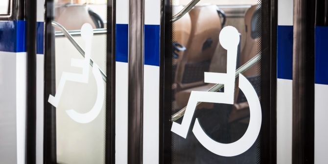 Rollstuhl Bus Signalisierung Einstieg