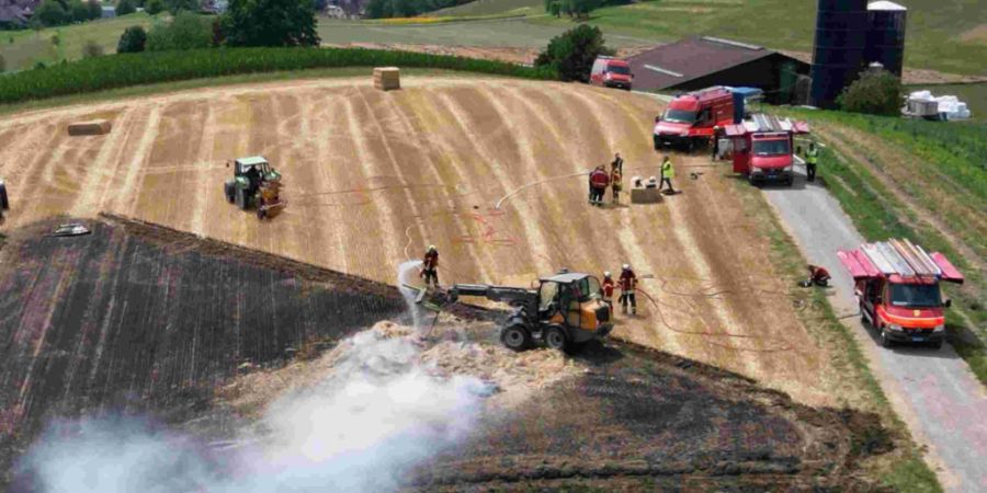 Im Weiler Binder in Pfyn TG brannte am Dienstag auf einem Feld eine Ballenpresse.