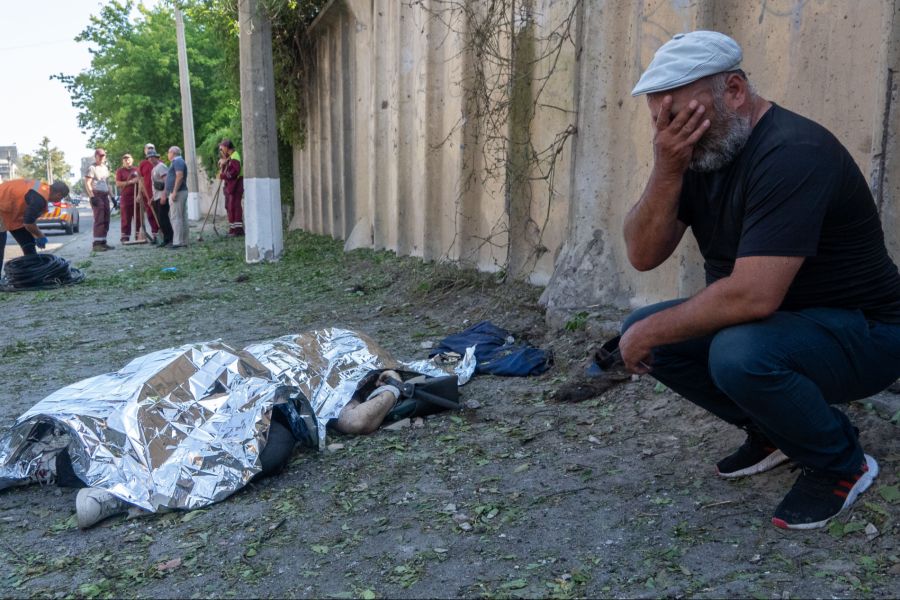 Die Gesamtzahl der militärischen und zivilen Opfer liegt nach verschiedenen Schätzungen bei mehreren hunderttausend Menschen.