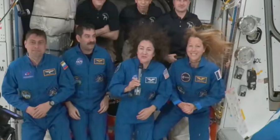 Die ISS-Crew: Im Vordergrund (von links) der Russe Andrei Fedyaev, die US-Amerikaner Jack Hathaway und Jessica Meir sowie die Französin Sophie Adenot; im Hintergrund (von links) der Ru...