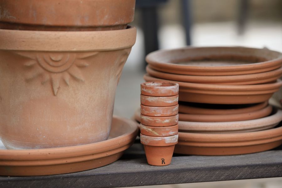 Jemand schreckte auch nicht davor zurück, einen Blumentopf von einem Balkon auf eine Baustelle zu werfen.
