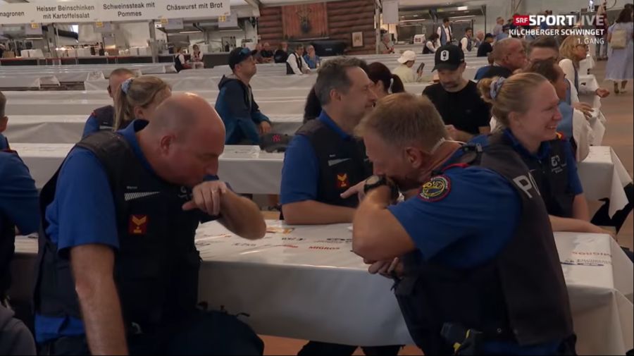 Priiis! Die Kamera von SRF filmt zwei Polizisten beim Schnupfen.