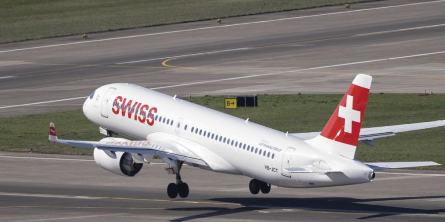 Hebt künftig auch in Richtung Bangalore ab: Swiss-Maschine beim Start in Zürich. (Archivbild)