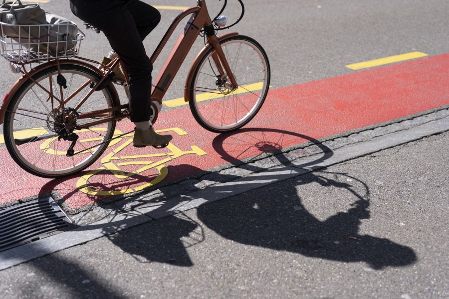 In Bern wird von E-Bike-Fahrenden berichtet, dass ihnen Taschen aus Velokörbchen geklaut werden.