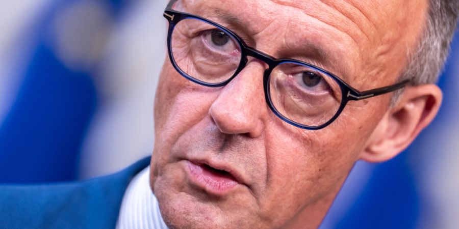 Bundeskanzler Friedrich Merz (CDU) kommt zum EU-Gipfel, dem Treffen der Staats- und Regierungschefs der Europäischen Union und spricht mit Journalisten. Foto: Michael Kappeler/dpa