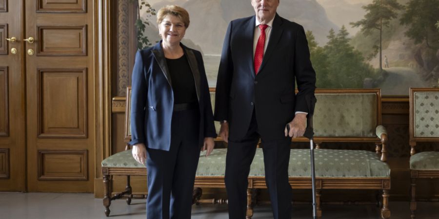 Alt Bundesrätin Viola Amherd reist zur Beerdigung von König Harald V. nach Oslo. 2024 besuchte Amherd den König im royalen Palast. (Archivbild)