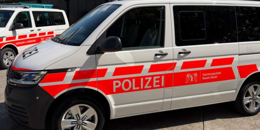 Orange statt Blau-Gelb-Weiss: Die Patrouillenfahrzeuge der Kantonspolizei Basel-Stadt fahren künftig mit einem neuen Design.