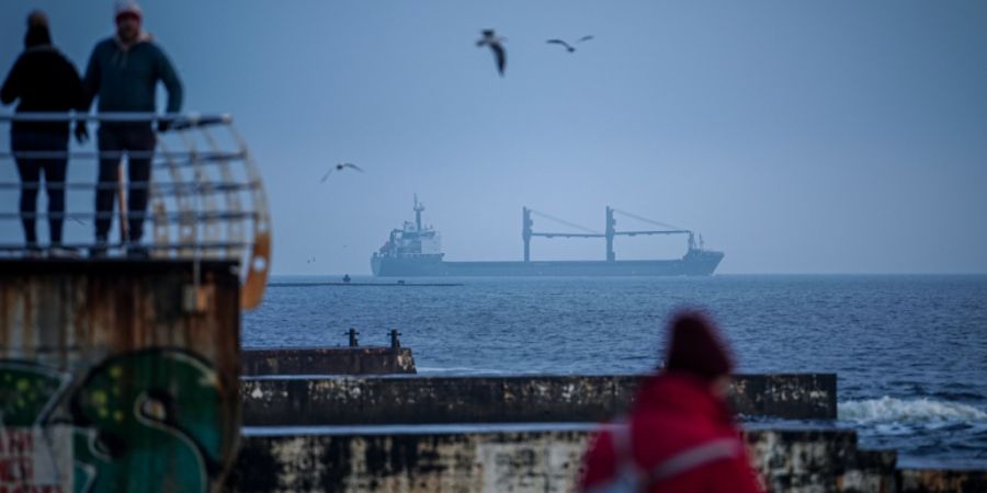 ARCHIV - Ein Frachter läuft am frühen Morgen aus dem Hafen von Odessa auf das Schwarze Meer aus. Foto: Kay Nietfeld/dpa