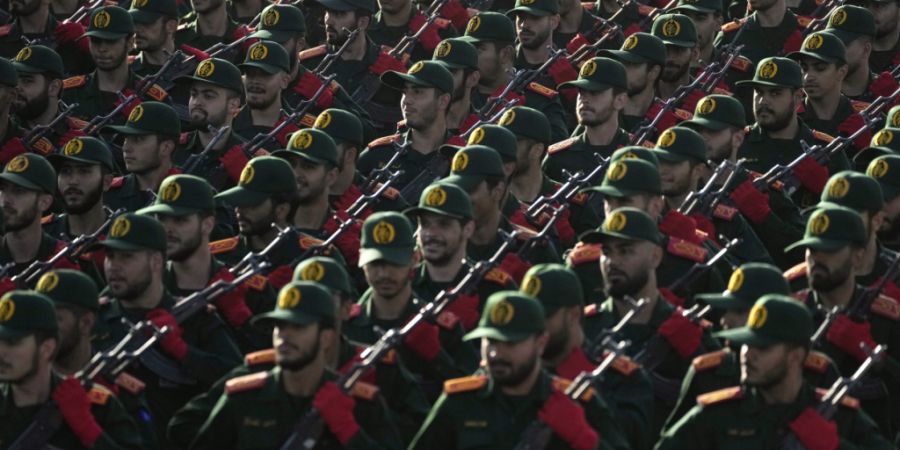 ARCHIV - Kadetten der iranischen Revolutionsgarden marschieren während einer jährlichen Militärparade. Foto: Vahid Salemi/AP/dpa