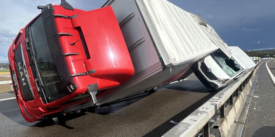Auf der A1 im Birrfeld kippte ein Lastwagen auf einen daneben stehenden Lieferwagen.