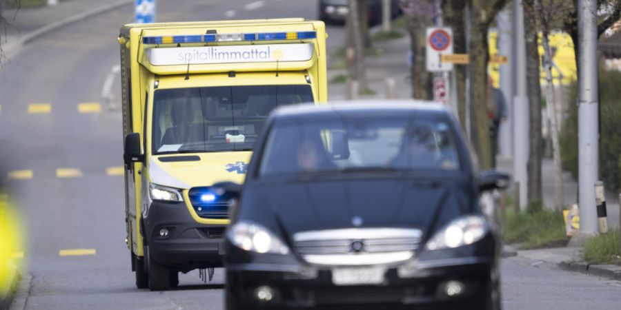 Der Rettungsdienst des Spitals Limmattal brachte das verletzte Mädchen zur Behandlung ins Spital. (Archivbild)