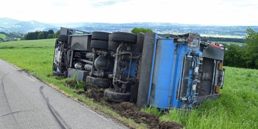 Bei einem Unfall mit einem Entsorgungslastwagen in Ebikon LU haben sich zwei Personen verletzt.
