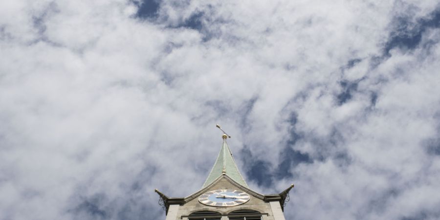 Ein 42-Jähriger gab im Oktober 2024 vor der reformierten Kirche Wald mehrere Schüsse ab. Eine Kugel traf einen Kirchenpfleger im Bein. Am Dienstag steht der Beschuldigte in Hinwil vor...