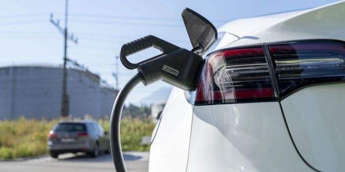 E-Autos müssen bei einer Panne häufiger in die Garage. (Symbolbild) E-Auto