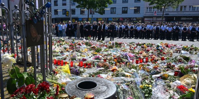 Zahlreiche Menschen gedachten nach der Tat auf dem Mannheimer Marktplatz der Opfer. (Archivbild) Messerangriff