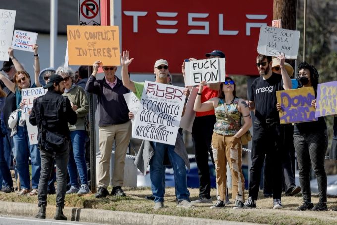 Am Wochenende protestierten viele US-Amerikaner gegen Elon Musk und seinen Autokonzern Tesla. Elon Musk