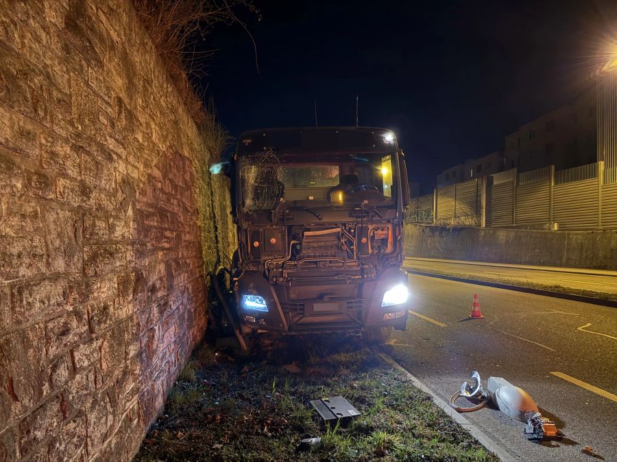 Der Fahrer wurde beim Unfall schwer verletzt.