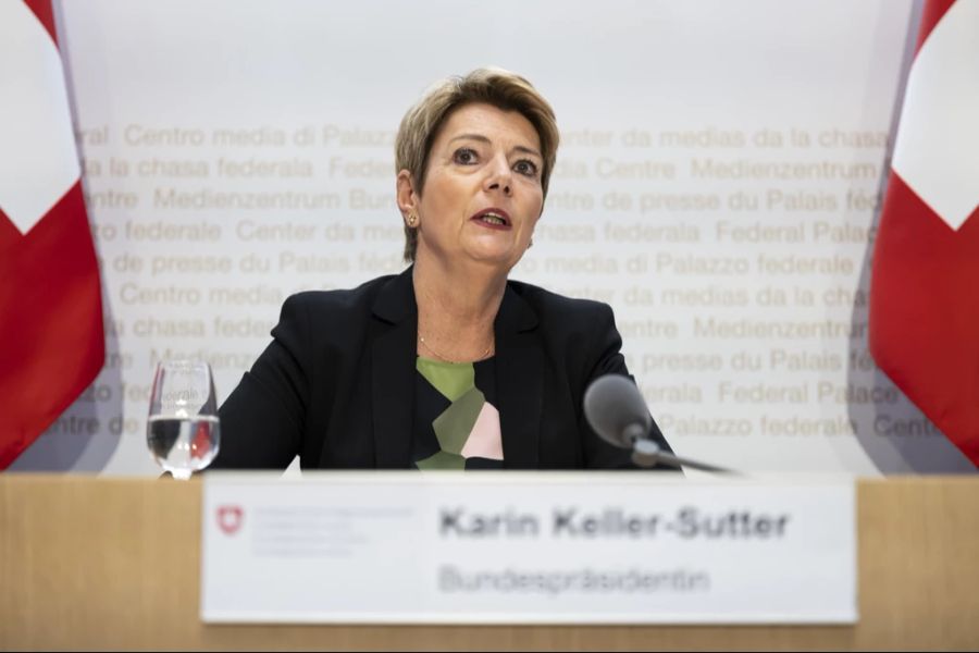 Bundespräsidentin Karin Keller-Sutter lehnt das Anliegen ab. Sie befürchtet, dass viele Superreiche die Schweiz verlassen könnten.