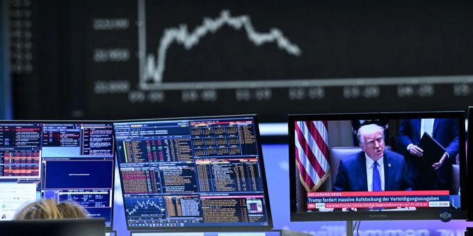Das angekündigte Zollpaket von US-Präsident Donald Trump hat die Aktienkurse kräftig ins Minus gedrückt. Donald Trump
