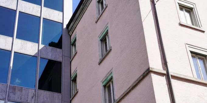 Das Haus an der Müllerstrasse 10 grenzt direkt an das noch immer leerstehende Bürogebäude von Google an. zürich müllerstrasse