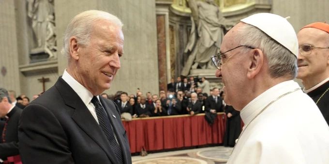 Joe Biden hat Papst Franziskus die höchste zivile Auszeichnung der USA verliehen. Papst Biden