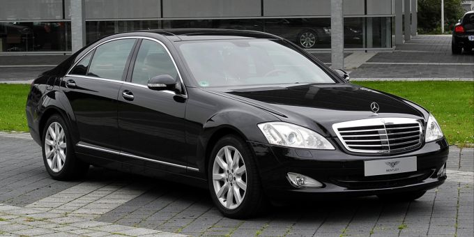 Die Mercedes-Benz Baureihe 221, die neunte Generation der S-Klasse, wurde von 2005 bis 2013 produziert. Sie wurde auf der IAA 2005 vorgestellt und 2009 überarbeitet. Mercedes Benz S-Klasse