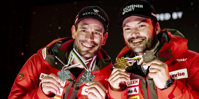 Thomas Tumler und Loïc Meillard präsentieren ihre gewonnen WM-Medaillen. Thomas Tumler Loïc Meillard