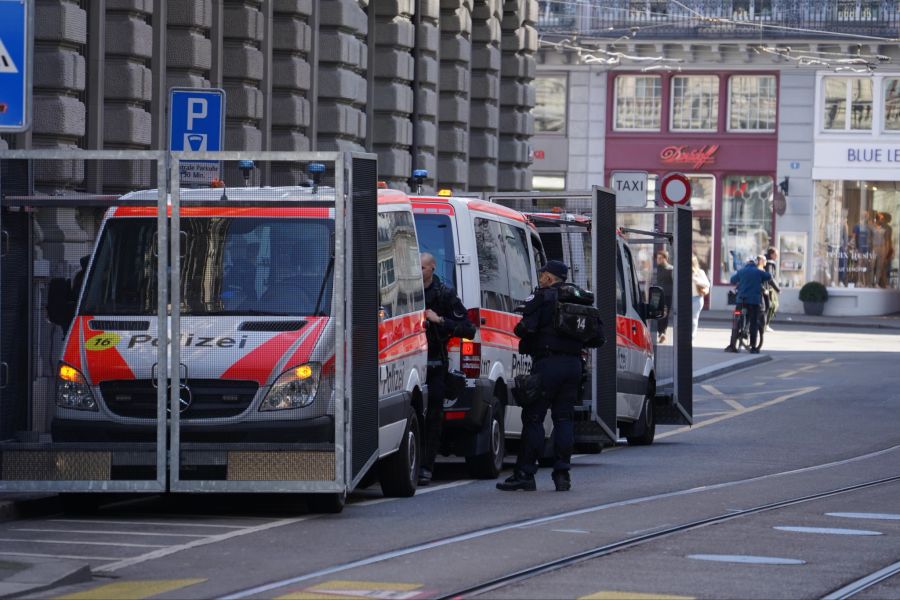 Ein Polizeiaufgebot ist vor Ort.