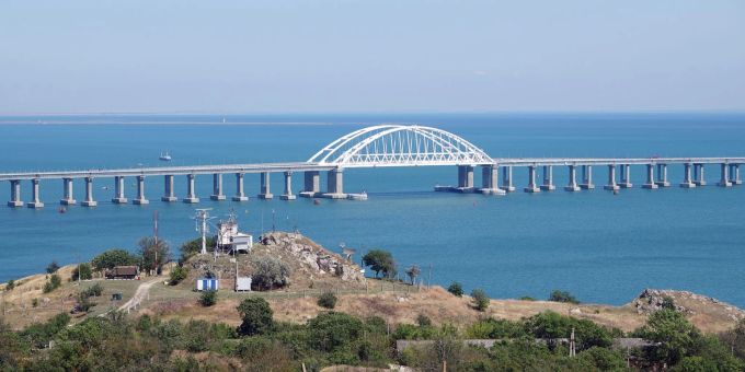 Eine Brücke über die Meerenge von Kertsch verbindet seit Jahren die von Russland annektierte Krim mit dem russischen Festland. (Archivbild) Brücke Krim Russland