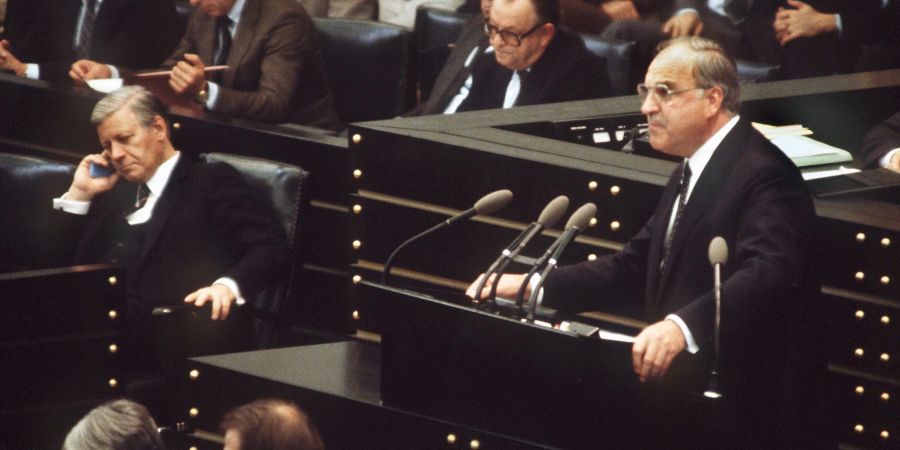 Das Parlament spricht Schmidt (l) das Vertrauen ab und wählt Kohl (r) zum Kanzler. (Archivbild)