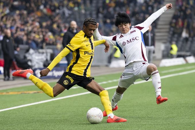 Alan Virginius von YB im Duell mit Servette-Verteidiger Keigo Tsunemoto (r.). yb