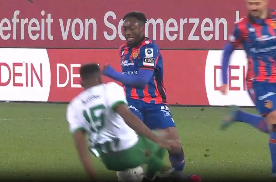 St.Gallen-Verteidiger Abdoulaye Diaby grätscht gegen Bénie Traoré mit beiden Beinen voraus drein.