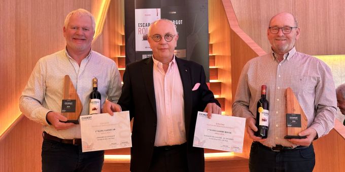 Die Gewinner der Domaine Le Luissalet (l.) und der Domaine des Allours (r.) Weisse Männer Wein Urkunden
