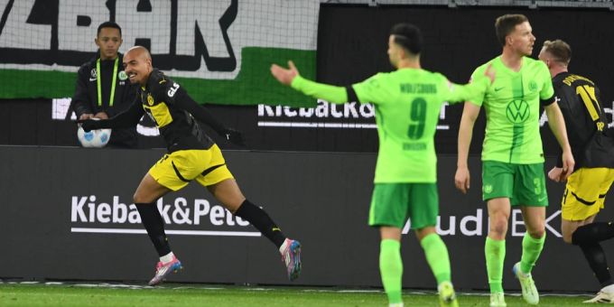 Donyell Malen (l) bejubelt sein 1:0 in Wolfsburg. Borussia Dortmund
