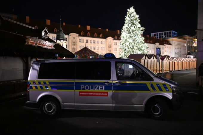Eigentlich hätte ein Polizei-Transporter die Lücke am Weihnachtsmarkt blockieren sollen. magdeburg