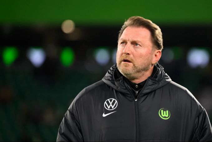 Gibt Wolfsburg-Coach Ralph Hasenhüttl seinem Verteidiger Zesiger noch eine Chance? Ralph Hasenhüttl
