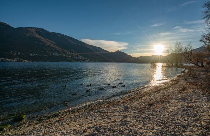 Sonnenuntergang im Hafen von Ascona. Sonnenuntergang