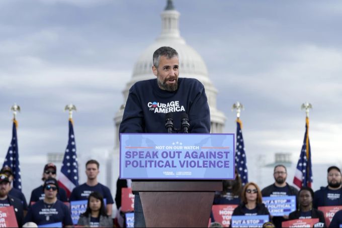 Der ehemalige Polizist Michael Fanone, der beim Kapitol-Sturm von Trump-Anhängern schwer verletzt wurde, spricht an einer Kundgebung in Washington, am 5. Januar 2023. Michael Fanone Kapitol-Sturm