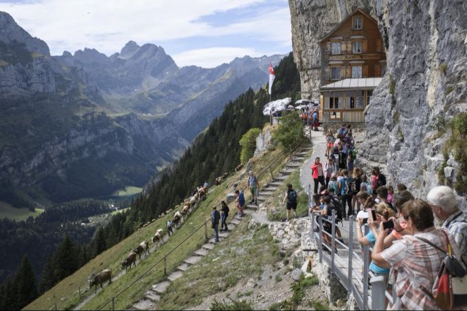 Die Ebenalp-Bahn führt unter anderem zum Touristen-Magnet Berggasthaus Aescher. Aescher Berggasthaus Ebenalp