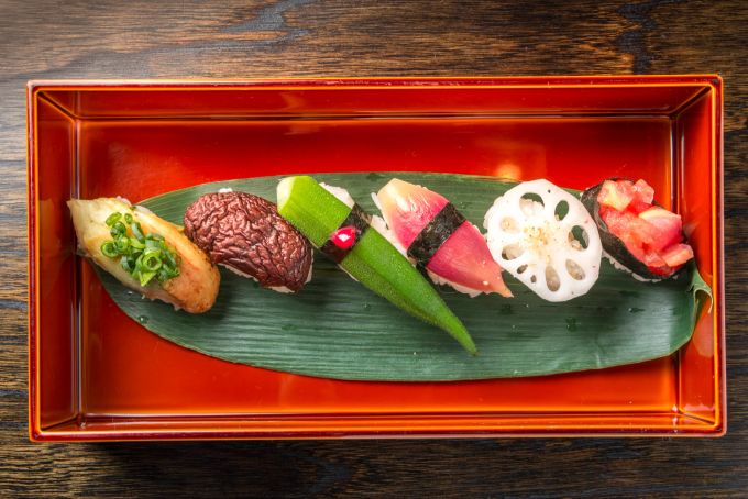 Wo Essen gleich Kunst ist: ein Snack á la Japan. Aperitif Häppchen Gemüse Blatt