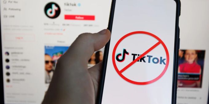 Die deutliche Mehrheit einer Umfrage – hauptsächlich Lehrkräfte – zeigt den Wunsch nach einem Social-Media-Verbot für Kinder und Jugendliche. (Symbolbild) socia media verbot