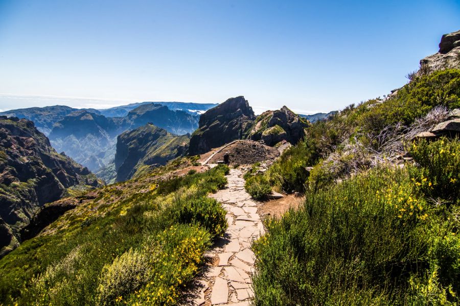 Auf Madeira gibt es zahlreiche Wanderwege mit beeindruckender Aussicht.