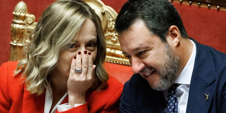 Italiens Vize-Ministerpräsident Matteo Salvini, hier zusammen mit Regierungschefin Giorgia Meloni, drohen sechs Jahre Haft. (Archivbild)