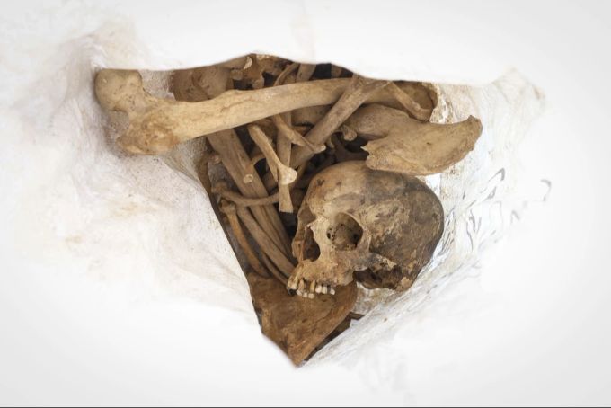 Die Leichen wurden in Säcken vergraben. Es sind oft nur noch die Knochen übrig. Massengrab Leiche Syrien