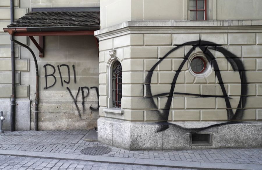 Auch historische Gebäude kommen werden nicht verschont – hier der Käfigturm in der Berner Altstadt nach einer Antifa-Demo 2018.