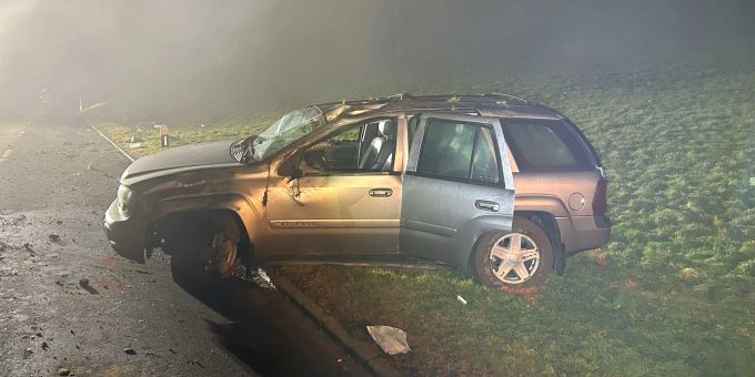 Autofahrer kollidiert in Nassen mit Brunnen. Kollision mit Brunnen
