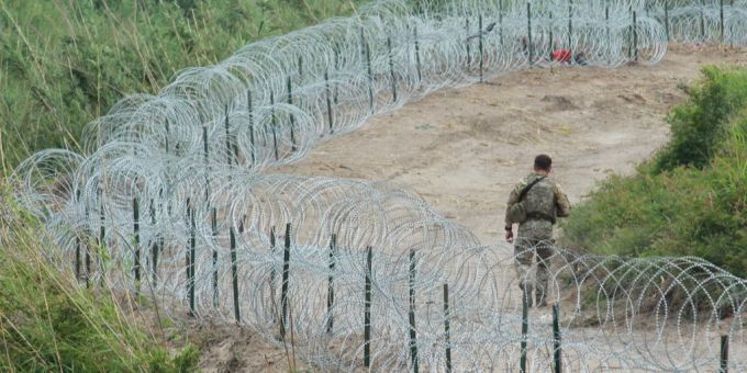 Ein US-Soldat patrouilliert an der Südgrenze zu Mexiko. usa