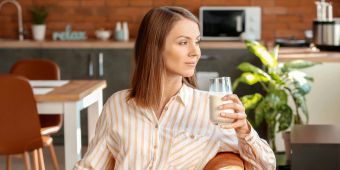 Frau mit Milchglas