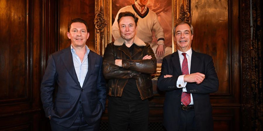 Musk (Mitte) und Farage (rechts) hatten sich erst im Dezember in Florida getroffen. Links der Schatzmeister von Reform UK, Nick Candy. (Archivbild)