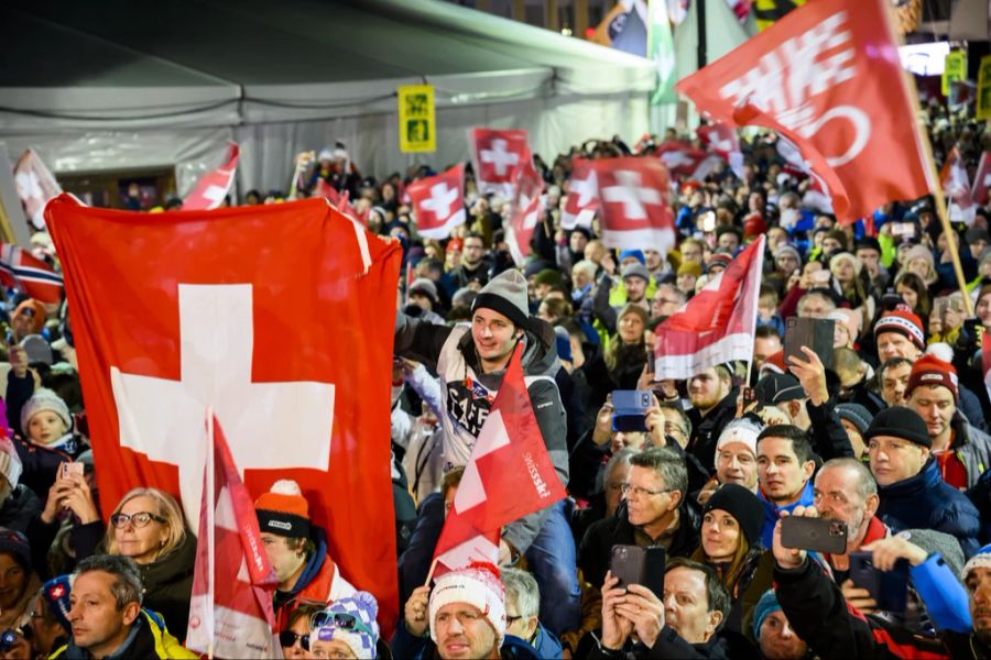 Über tausend Ski-Fans wurden dieses Jahr ans Lauberhorn-Rennen geflogen. (Symbolbild)